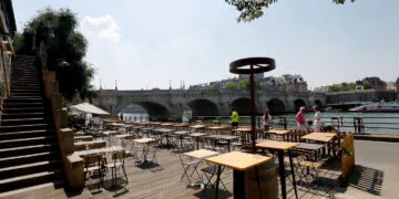 le gouvernement présente des mesures centrées sur le logement et la formation