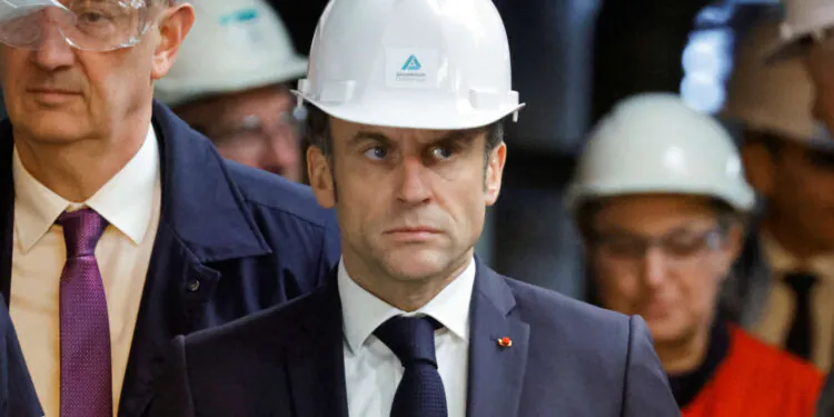 Comment Emmanuel Macron, le président de la "start-up nation", s'est lancé dans la bataille de la réindustrialisation