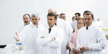 Depuis l'Ardèche, Emmanuel Macron annonce une accélération des délocalisations