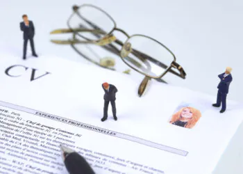 des entreprises rédigent leur propre CV pour attirer des candidats