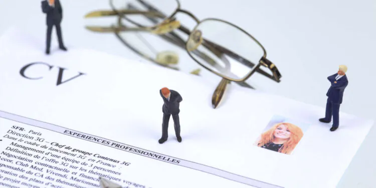 des entreprises rédigent leur propre CV pour attirer des candidats