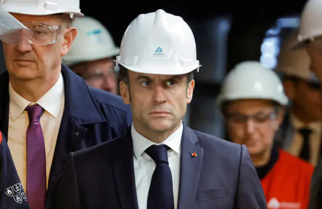 Emmanuel Macron, à Dunkerque (Nord), le 12 mai 2023. La ville a été choisie par la société taïwanaise ProLogium pour y construire une usine de batteries.