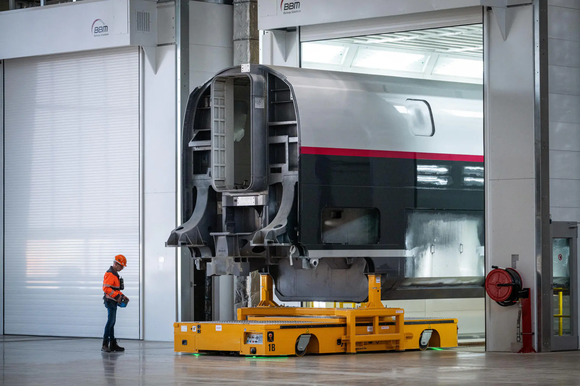 Un wagon TGV rénové sort de la chaîne de montage, à Bischheim (Bas-Rhin), le 26 mai 2023.