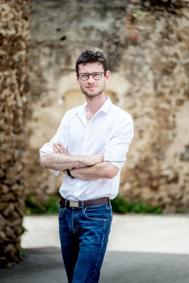 Hugo Biolley, élu maire de Vinzieux (Ardèche) à 18 ans en 2020, dans sa commune, le 20 juin 2023.