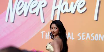 L'acteur Maitreyi Ramakrishnan frappe le tapis rouge dans une robe bustier dorée aux longs cheveux bouclés.