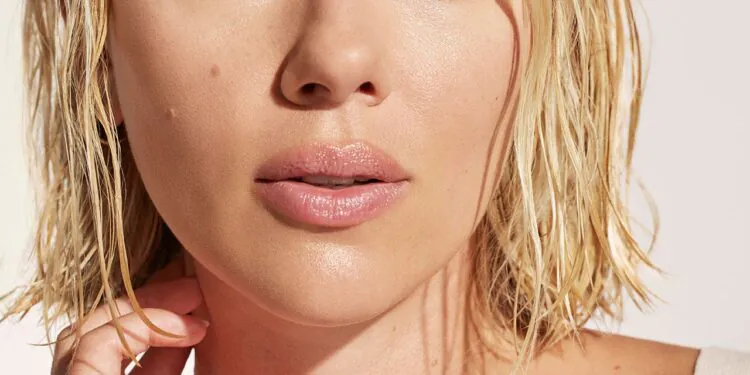 Scarlett Johansson a un hack de génie pour les cils relevés
