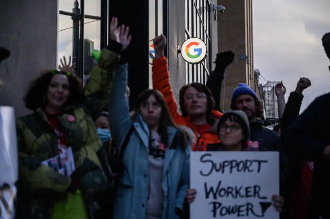 Des membres de l'Alphabet Workers Union (CWA) organisent un rassemblement devant les bureaux de Google en réponse aux récents licenciements d'employés, à New York, le 2 février 2023. La société mère de Google, Alphabet, a annoncé en janvier qu'elle supprimerait environ 12 000 emplois dans le monde.