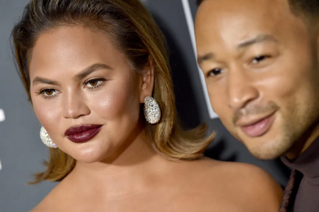 Chrissy Teigen a répondu à un commentaire Instagram qui interrogeait son « nouveau visage ».