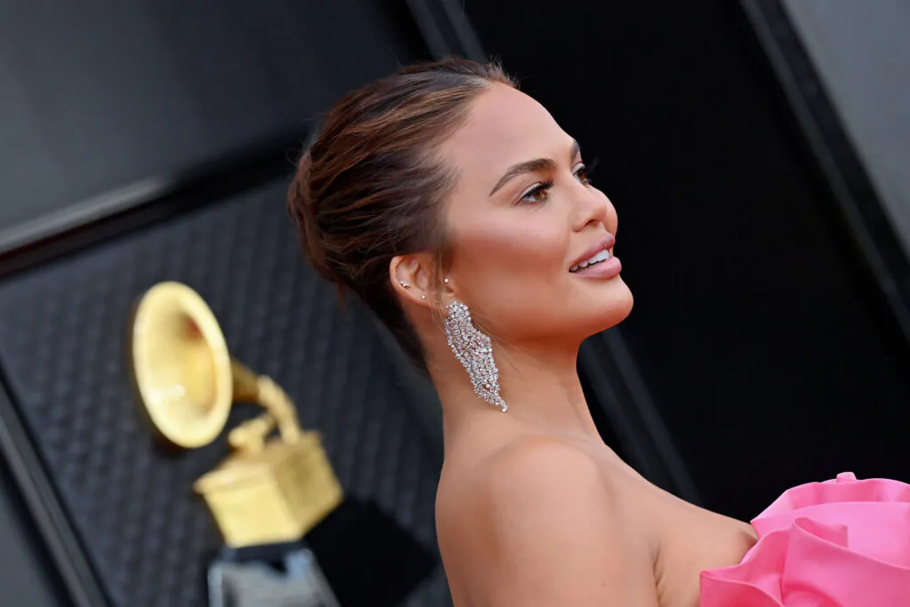 Chrissy Teigen a répondu à un commentaire Instagram qui interrogeait son « nouveau visage ».