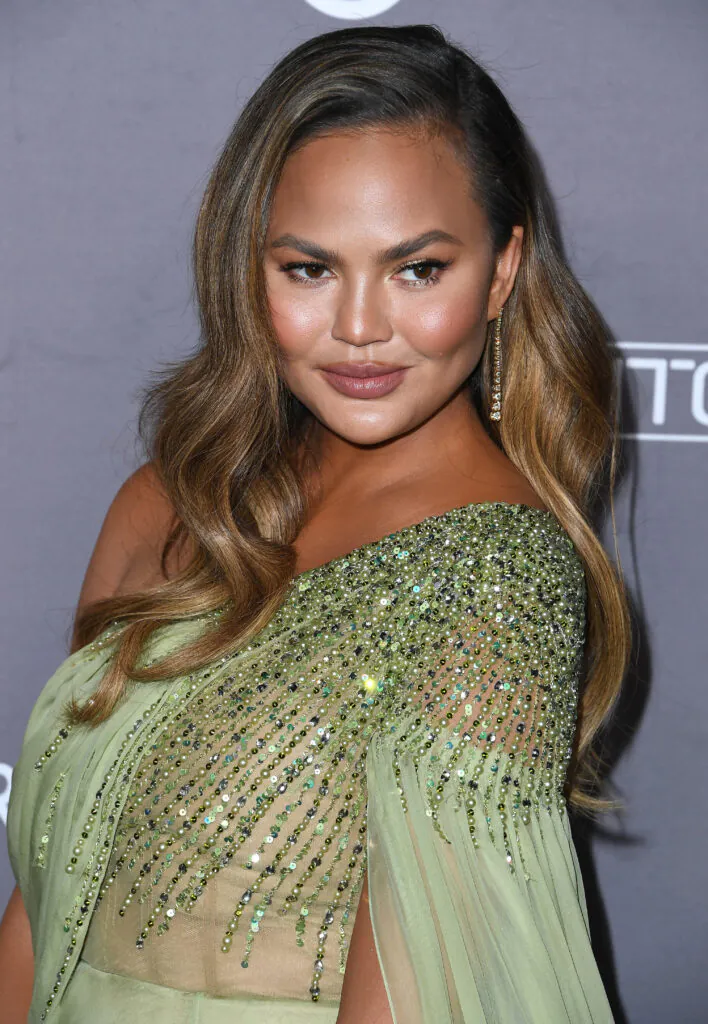 Chrissy Teigen a répondu à un commentaire Instagram qui interrogeait son « nouveau visage ».