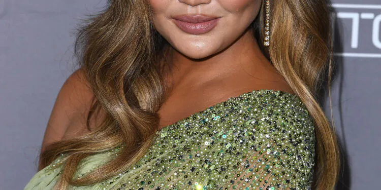 Chrissy Teigen a répondu à un commentaire Instagram qui interrogeait son « nouveau visage ».