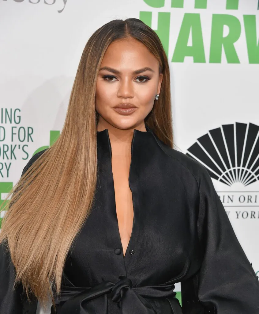 Chrissy Teigen a répondu à un commentaire Instagram qui interrogeait son « nouveau visage ».