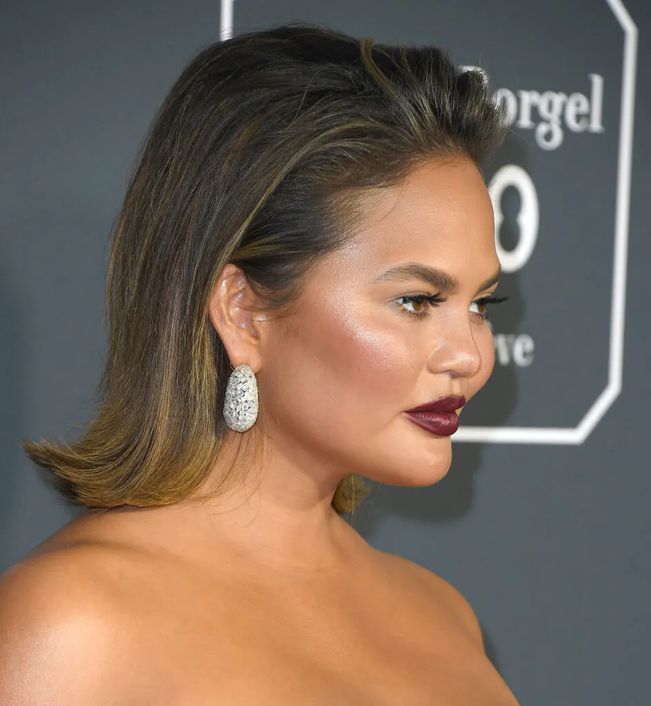 Chrissy Teigen a répondu à un commentaire Instagram qui interrogeait son « nouveau visage ».