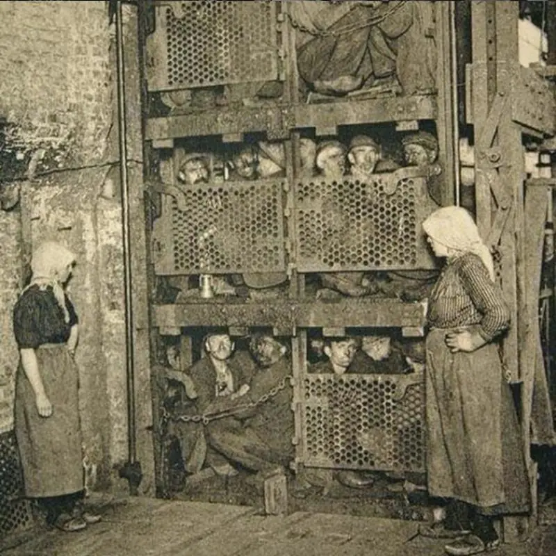 60 Bizarre Photos And The Chilling Stories Behind Them