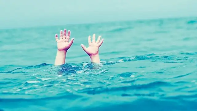 A 12-year-old boy falls from the boat into the middle of the ocean without anyone noticing