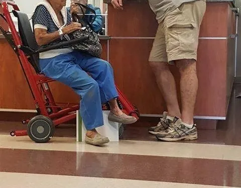 A Heartfelt Act of Kindness Jeffery’s Selfless Service to an Elderly Lady