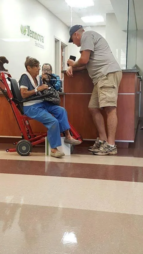 A Heartfelt Act of Kindness Jeffery’s Selfless Service to an Elderly Lady